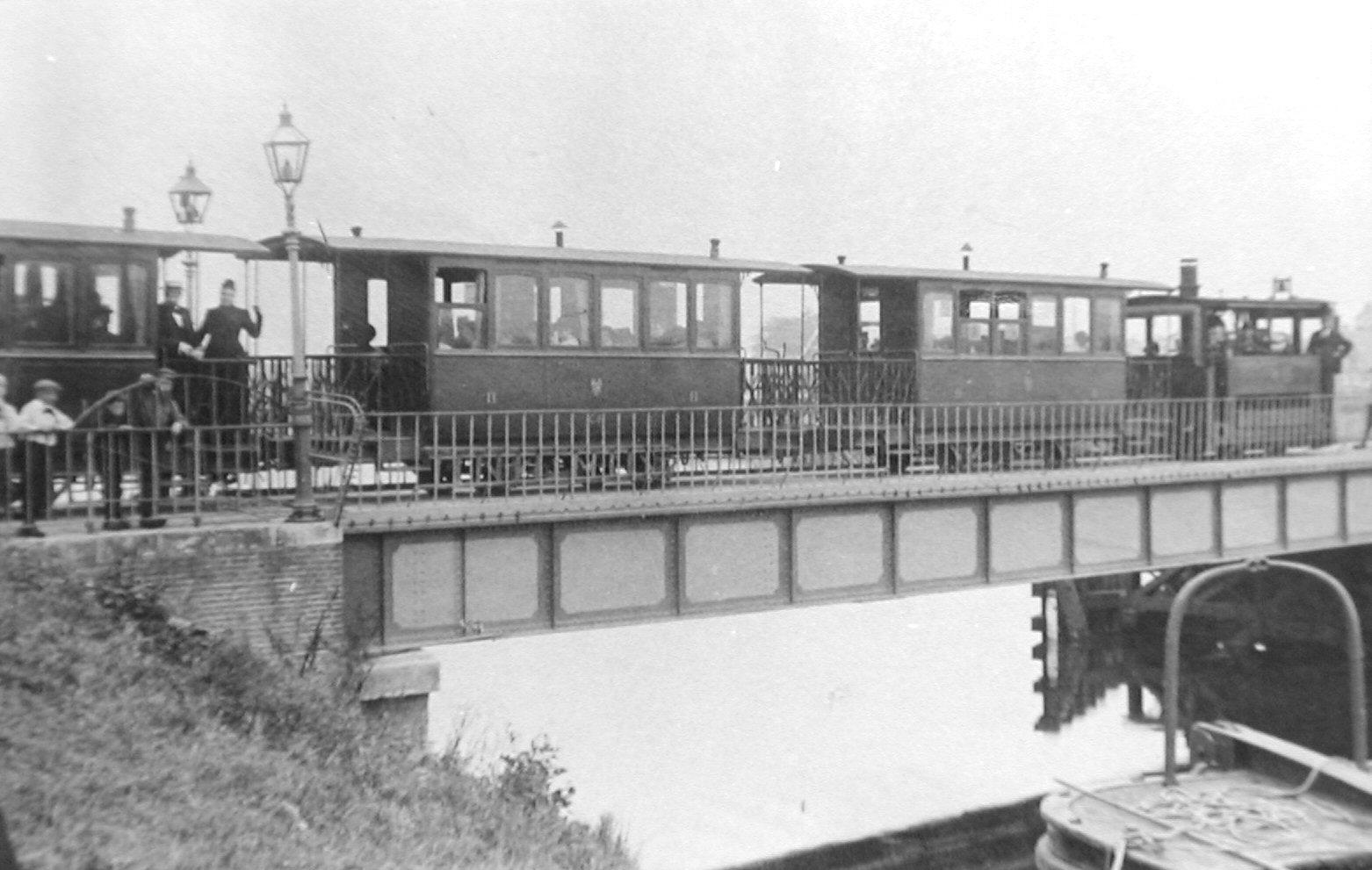 Stoomtram rijdt over de draaibrug bij Velsen